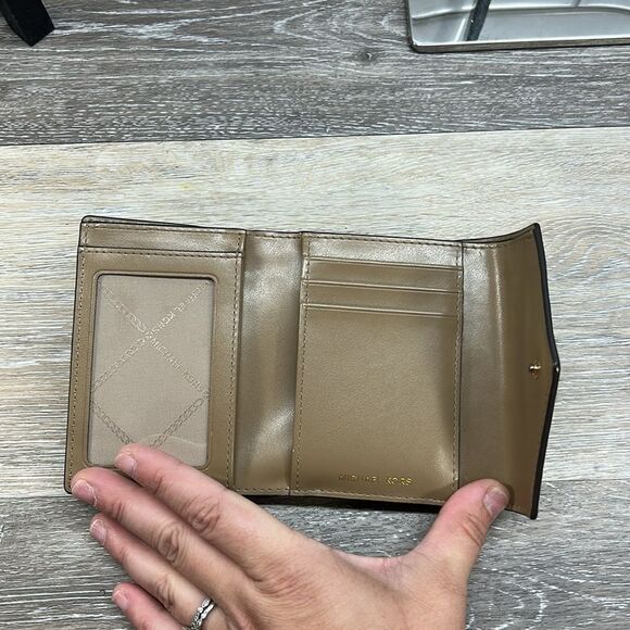 1008-18 Michael kors wallet - Picture 3 of 10